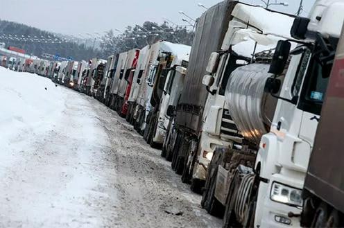 Россия на постоянной основе ужесточит таможенный контроль на границе с Казахстаном Вице премьер РФ Алексей Оверчук заявил что Россия в рамках работы по обелению экономики будет жестко защищать внутренний рынок от недобросовестного импорта в том числе поступающего в Россию из стран Евразийского экономического союза В частности в 2026 году начала работать система подтверждения ожидания поставки товаров СПОТ а мобильные группы усилили проверки на границах только в 2025 году они выявили более 9 тыс транспортных средств с 137 тыс тонн товаров перевозимых с нарушениями Также власти начали бороться с серыми сертификатами оформленными в странах союза без должной экспертизы и получили право приостанавливать их действие для защиты рынка и потребителей Дополнительно с февраля в ЕАЭС применяются электронные навигационные пломбы для контроля перевозок 1 Сразу хочу сказать что это не какая то временная кампания мы будем этот контроль продолжать постоянно Кто то пытался отстояться на границе с казахстанской стороны ждать когда будет снижено внимание Не будет Это наша четкая позиция и мы будем ее придерживаться подчеркнул Оверчук Подробнее на нашем сайте Актуальные новости из Центральной Азии fergananews