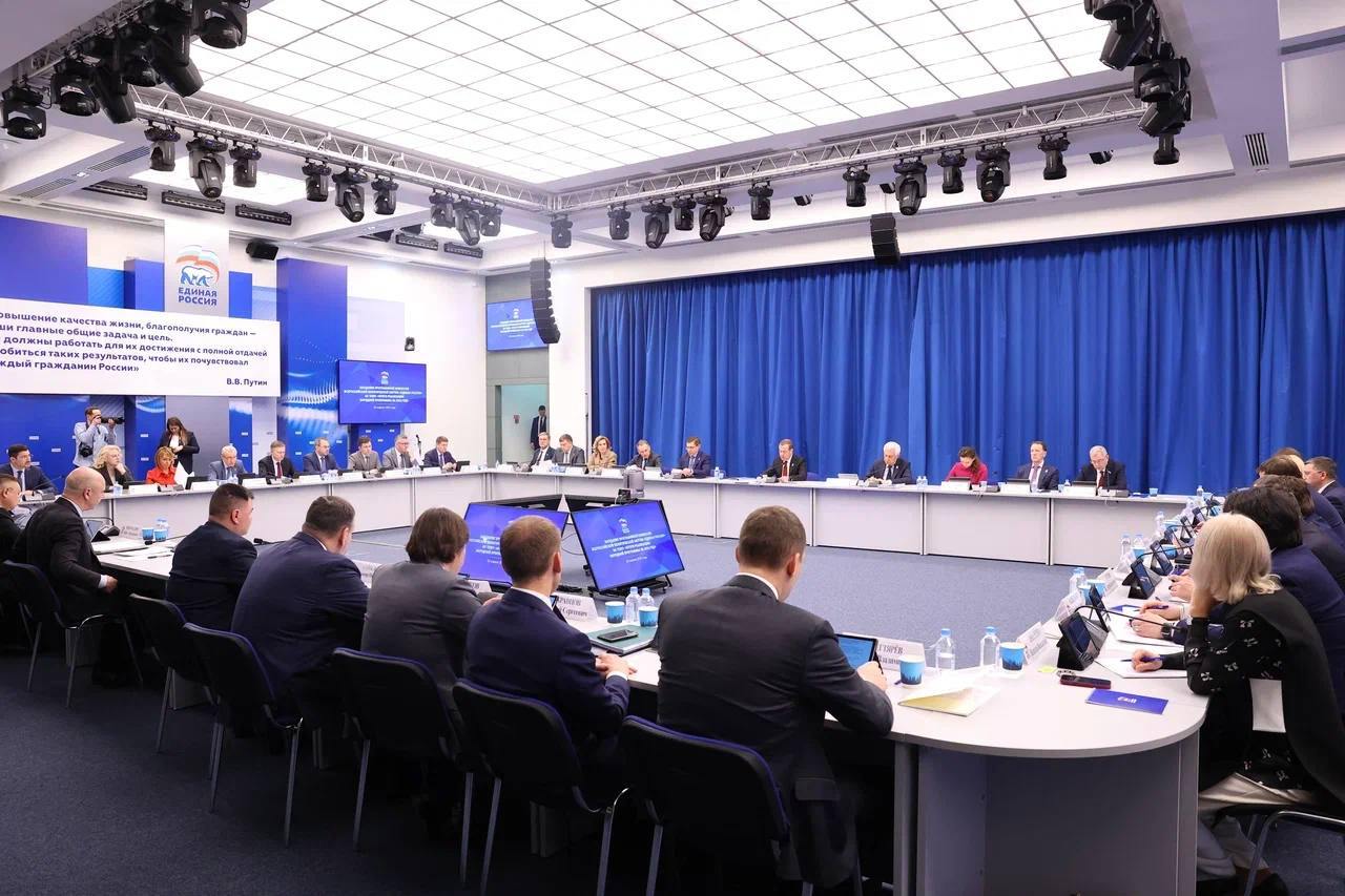 Минстрой России подвёл итоги работы за 2024 год  За год построили 107,8 млн кв м жилья, что улучшило условия для 4,3 млн семей. За 6 лет программы "Стимул" ввели 53,5 млн ккв м жилья и построили 129 объектов инфраструктуры.   С 2019 года переселили из аварийного жилья 810 тысяч человек. В 80 регионах программу завершили досрочно, а ещё 29 уже начали новую фазу. Кроме того, благоустроили 73 тысячи территорий и реализовали почти тысячу проектов по созданию комфортной городской среды.   Работа идёт и в коммунальной сфере. Завершили более тысячи мероприятий по модернизации инфраструктуры, улучшив качество услуг для 4,5 млн человек.  Всё это делает города удобнее и безопаснее для жизни.