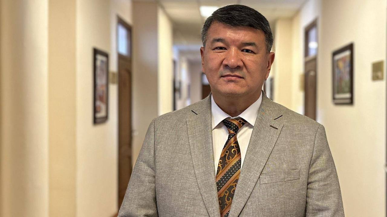 Управление образования Карагандинской области возглавил Дулат ЖЕКЕБАЕВ Дулат Жекебаев начал трудовую деятельность в 1997 году в качестве учителя географии и истории Общий стаж государственной службы составляет более 20 лет В разные годы он занимал ответственные должности в системе образования руководил Осакаровским районным отделом образования работал заместителем акима Осакаровского района возглавлял Отдел образования города Караганды а также был заместителем руководителя Управления образования Карагандинской области и Управления образования города Астаны С 2019 по 2025 год трудился в центральном аппарате Министерства просвещения РК на должности заместителя председателя Комитета руководителя аппарата министерства До последнего назначения работал заместителем председателя Комитета среднего образования Министерства просвещения Республики Казахстан Подпишись на prokadrykz