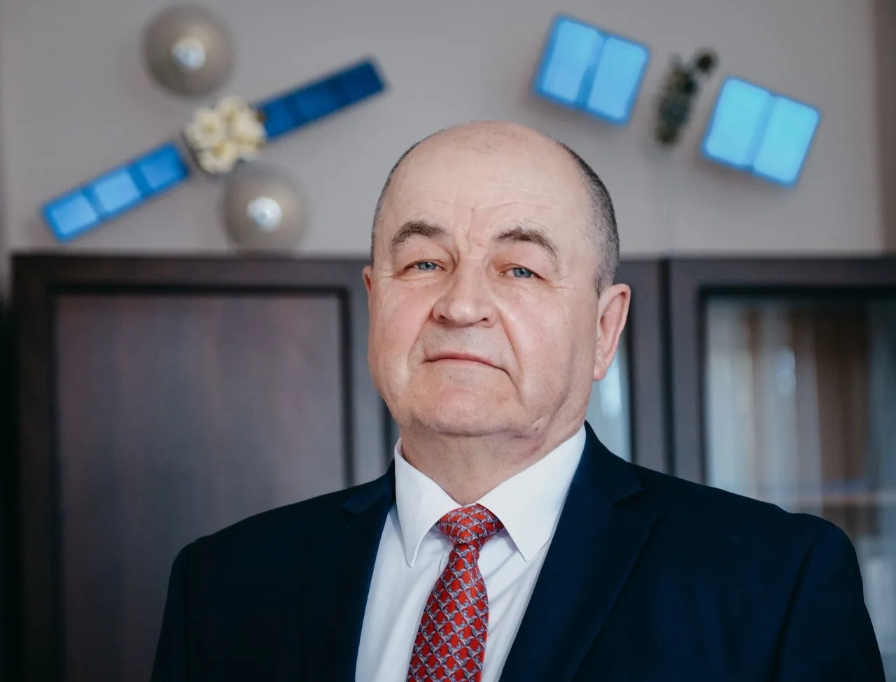 Экс гендиректора ИСС Решетнева отправили под домашний арест в Красноярске Он пробудет под арестом как минимум до 7 июня Его подозревают в мошенничестве в крупном размере Другие подробности дела не раскрываются В начале года объединенная пресс служба судов края сообщала об аресте двух сотрудников АО Решетнева по подозрению в мошенничестве По версии следствия они в составе группы лиц похитили больше 6 1 миллиона рублей Николай Тестоедов был гендиректором АО Информационные спутниковые системы имени Решетнева с 2013 по 2022 год В 2022 году он стал директором Института космических технологий Красноярского научного центра СО РАН