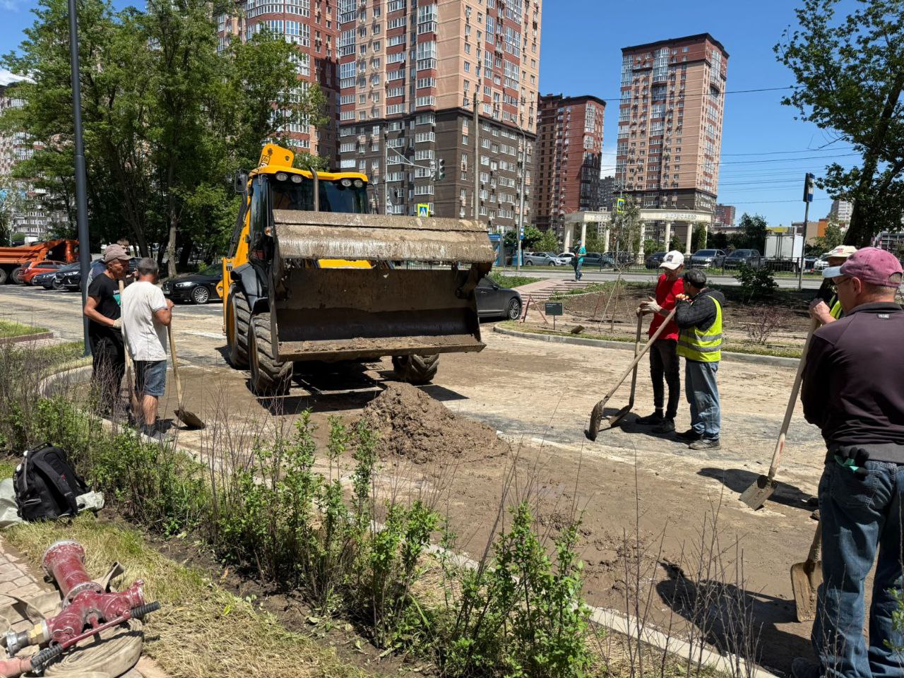Порыв водовода на ул. Вересаева не повлиял на водоснабжение потребителей Сегодня в 10:00 произошел порыв на водоводе диаметром 1100 мм на ул. Вересаева, который подает сырую воду из реки Дон на центральные очистные сооружения для ее дальнейшей очистки. В 11:30 течь воды ликвидирована. Подачу воды переключили на резервную линию. На водоснабжение потребителей данная ситуация не повлияла. Угроза отключения водоснабжения населения отсутствует. Как пояснили в АО «Ростовводоканал», у всех таких водоводов есть дублеры, чтобы можно было осуществлять их ремонт без ущерба для водоснабжения города. В настоящее время бригада «Ростовводоканала» уже приступила к ремонту водовода. Восстановительные работы ведутся без отключения потребителей. По поручению главы города Александра Скрябина на место выехал глава Пролетарского района Зураб Киладзе. Вопрос находится на контроле Департамента ЖКХ и энергетики, администрации Пролетарского района и ресурсоснабжающей организации. #АдминистрацияГорода #РнД #РостлаНаДону #ЖКХ