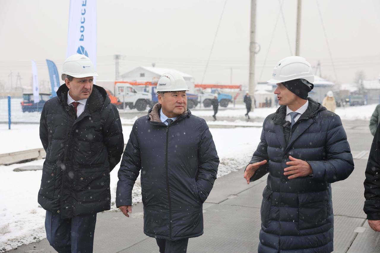 Глава Тувы рассказал о развитии республики в эксклюзивном интервью для проекта Личный прием Тува один из самых труднодоступных регионов России однако она входит в тройку лидеров по объему ввода жилья Этому способствует господдержка льготная ипотека со ставкой 2 Владислав Ховалыг показал как выглядят новые жилые кварталы как протекает жизнь самого большого буддийского монастыря России Большое внимание глава республики уделил вопросам поддержки участников СВО даже немного раскрыл завесу личного его сыновья являются офицерами а один из них участвует в спецоперации Личный прием это федеральный медиапроект где губернаторы без галстука показывают рабочие будни делятся текущими задачами и проектами по развитию своих регионов Полный выпуск по ссылке   Вся Сибирь Подписаться в Telegram Читать в MAX новости Тува личныйприем