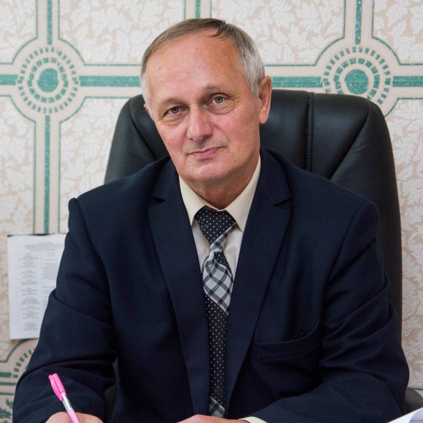 На 73 м году жизни скончался депутат Заксобрания Евгений Букреев Он был заслуженным учителем России почетным жителем Кировграда В областном парламенте он представлял Кировоградский одномандатный округ был членом фракции КПРФ работал в комитете по региональной политике и развитию МСУ Евгений Михайлович был одним из опытнейших муниципальных депутатов Свердловской области избирался все 7 созывов а в 2021 году стал депутатом ЗакСО 8 созыва ℹ  Евгений Букреев родился в Кировграде 1 января 1951 года 35 лет руководил школой 3 в Кировграде При его участии в Кировграде построили Дом культуры открыли библиотеку и музей обновили городской парк По данным Сигнал Урал мандат Букреева в ЗакСО останется вакантным до конца текущего созыва регионального парламента новый состав депутатов выберут в сентябре 2026 года Новости Екб тут SvetEKB