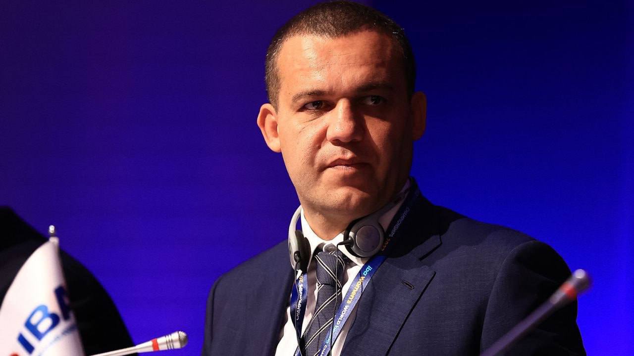 Умар Кремлев расширяет влияние теперь и в спортивной борьбе Сегодня в Красноярске исполком Федерации спортивной борьбы России единогласно утвердил Кремлева председателем попечительского совета ФСБР Инициатором выступил президент федерации Михаил Мамиашвили Новое назначение усиливает влияние Кремлева в спортивном сообществе от бокса до борьбы Попечительский совет планируют сформировать в ближайшее время после чего он приступит к работе в полном составе Умар Кремлев уже 6 лет возглавляет Международную ассоциацию бокса IBA Под его руководством в организации провели крупные реформы создали новые комитеты и направления а чемпионаты последних лет стали одними из самых масштабных и зрелищных в истории мирового бокса