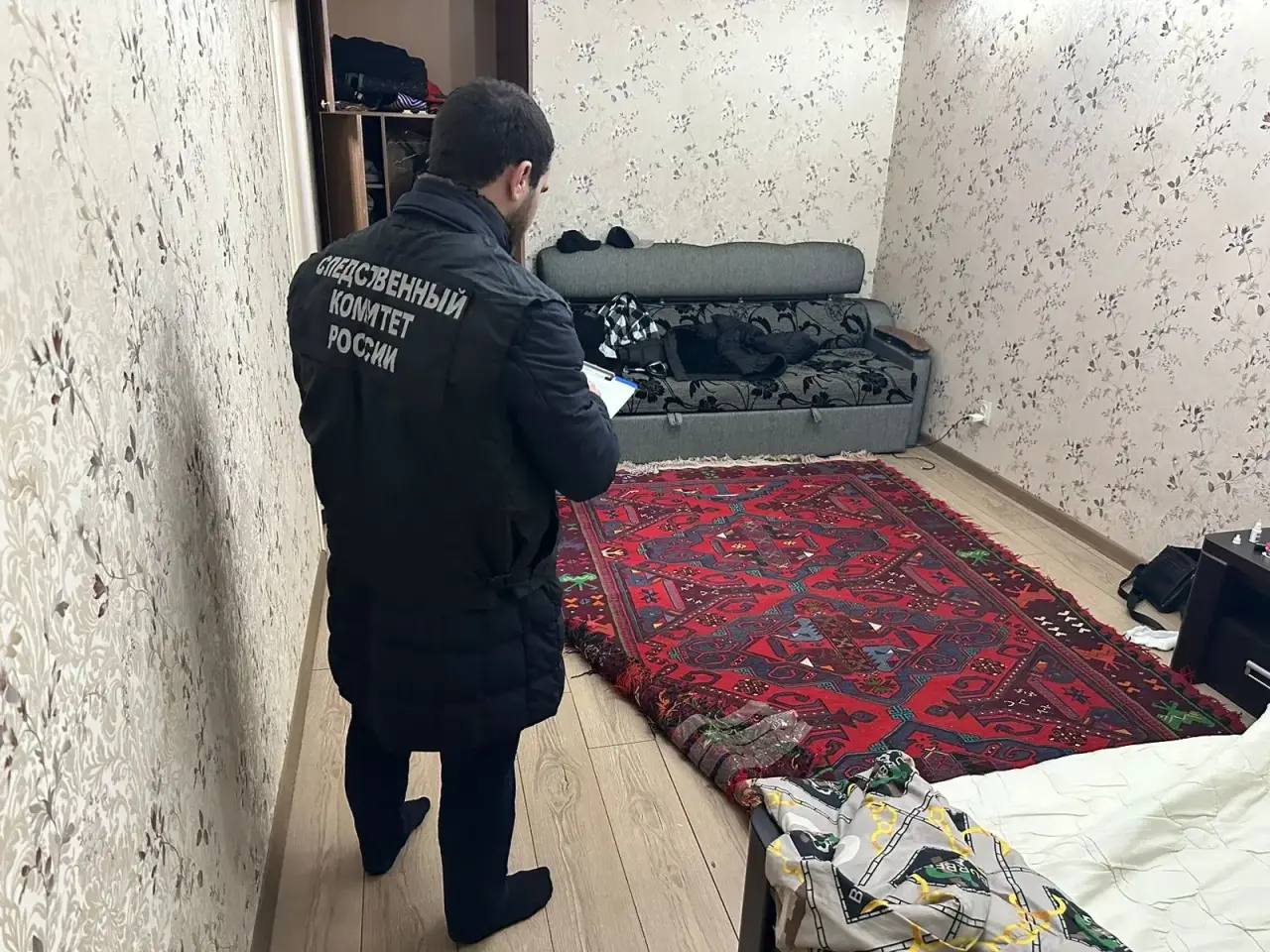 Мужчина расчленил женщину а затем сжег ее останки в Дербенте сообщили в МВД Дагестана Погибшая исчезла 23 января Она вышла из дома и не вернулась о ее местонахождении было неизвестно Позже правоохранители обнаружили обгоревшие останки жертвы сообщили в МВД Преступник убил сожительницу а затем разрубил тело на куски и вывез в Сулейман Стальский район где возле реки сжег уточнил источник РЕН ТВ Полиция разыскивает 28 летнего местного жителя по подозрению в убийстве UPD СУ СК по республике возбудил уголовное дело РЕН ТВ в Telegram в MAX