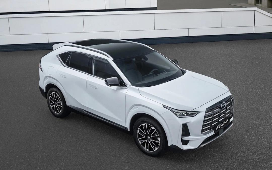 GAC GS4 с полным приводом готовится к дебюту Мы узнали комплектации Как сообщила пресс служба марки автомобиль будут предлагать в двух версиях GB AWD и GL AWD В комплектации GB AWD в частности будут климат контроль мультимедиа с экраном 10 1 дюйма обогрев руля и сидений GL AWD дополнительно получила 19 дюймовые диски панорамную крышу электропривод пятой двери и расширенные системы безопасности