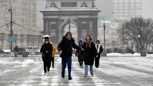 В рождественскую ночь температура воздуха в Москве опустится до 7 градусов мороза. Однако уже во второй половине дня 7 января температура может достигнуть положительных отметок: ожидаются гололедица и ледяной дождь. Об этом говорится в прогнозе Гидрометцентра России.