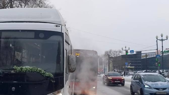 Два автобуса столкнулись в Хабаровске. Пострадал подросток   Все случилось сегодня в районе д. 38/2 по ул. Воронежская в Хабаровске.   Водитель автобуса №24 не выдержал безопасную дистанцию и влетел в маршрутку №115.   Пострадал пассажир автобуса №115, мальчик 2008 года рождения. Он доставлен в больницу для обследования.   Фото:      AmurMedia   Прислать новость