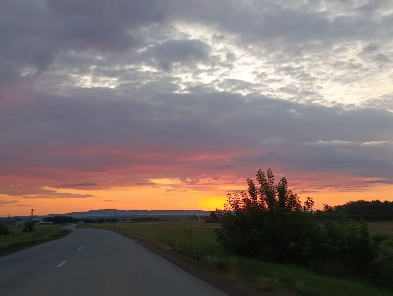 По прогнозам метеорологов, в августе жара в Татарстане пойдет на спад. В начале августа республику ожидает знойная погода, однако с 5 по 7 августа грозы принесут долгожданное облегчение. В третьей декаде месяца установится умеренная температура, соответствующая климатической норме. Основное количество осадков выпадет в конце первой декады, а небольшое похолодание затронет и вторую декаду августа. Синоптики заверяют, что экстремальной жары в августе не предвидится.