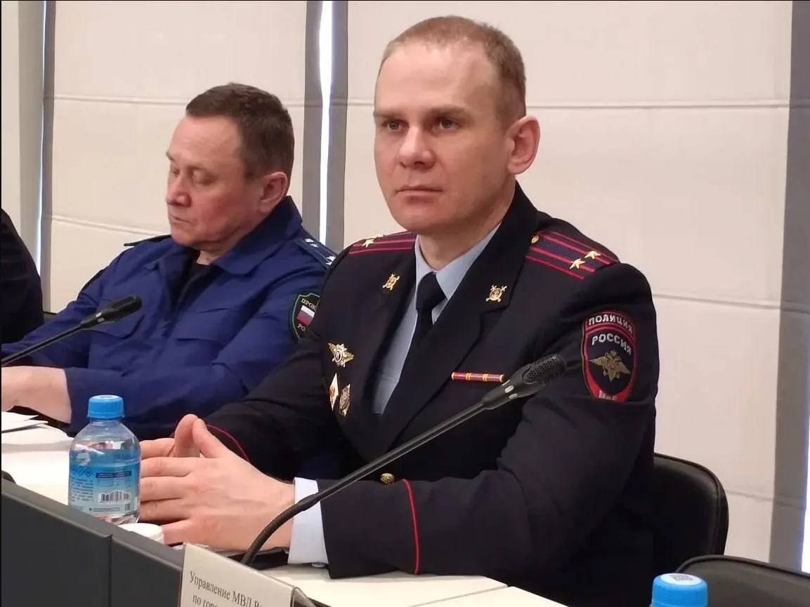 Новости Челябинска Новый глава УМВД Челябинска утвержден в должности Подполковник Александр Рябоконь исполнявший обязанности начальника управления после отставки Андрея Меньшенина утвержден в должности Рябоконь потомственный сотрудник МВД его отец отслужил в органах внутренних дел более 30 лет сестра и жена действующие полицейские Меньшенин руководил УМВД Челябинска с 27 июня 2022 года и был удален от дел после нескольких резонансных задержаний под следствие попали экс начальник ГАИ Александр Гайде и его бывший зам Олег Жиляев Оба обвиняются в получении взяток от директора ООО Капиталстрой Ромика Варданяна Гайде задержали 15 мая За Жиляевым силовики пришли 8 октября В декабре ниточки потянулись за пределы Челябинска Еще одной каплей стал арест замглавы следственного отдела ОП подробнее на канале Новости Челябинска