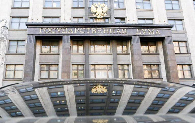 В Госдуму внесен законопроект для защиты продавцов от "потребительского экстремизма" Предложенные поправки, по мнению разработчиков, призваны свести на нет случаи, когда потребители требуют компенсации, намного превышающие стоимость приобретенного ими товара. Можно говорить о том, что проблема, о которой идет речь в проекте, носит системный характер. В наш обиход вошел даже специальный термин - "потребительский экстремизм". Под ним понимают действия потребителей или их объединений, имеющие целью получить определенную выгоду и доход, манипулируя законодательством о правах потребителей в корыстных целях. Термин у нас употребляется сравнительно недавно - с конца 1990-х, в то время как на Западе он существует уже несколько десятилетий. Подробнее о том, что штраф по закону о защите прав потребителей хотят взыскивать в пользу государства, читайте в нашем материале: