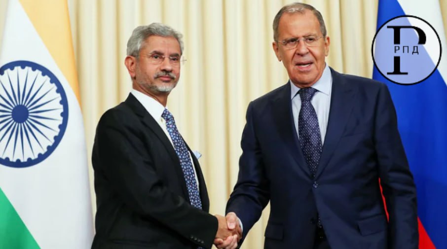 Россия призывает Индию и Пакистан сесть за стол переговоров Сергей Лавров обсудил с индийским коллегой Субраманьямом Джайшанкаром обострение отношений Индии и Пакистана, призвал стороны отложить оружие и выслушать друг друга. Министры также обговорили график предстоящих контактов на высшем и высоком уровнях.