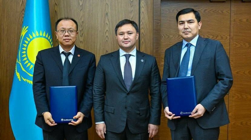 Казахстан и Китай договорились о совместном строительстве газоперерабатывающего завода в Карачаганаке КазМунайГаз и китайская CITIC Construction подписали соглашение о сотрудничестве по строительству Карачаганакского газоперерабатывающего завода передает ArbatMedia Стороны зафиксировали договорённости о ключевых параметрах будущего проекта включая предварительную оценку затрат техническую компоновку оборудования и формат взаимодействия Документ также предусматривает совместную работу над разработкой проектной документации FEED и поиск наиболее эффективных инженерных и организационных решений Как заявляет Telegram канал Petro Council kz подписание состоялось в головном офисе АО НК КазМунайГаз В компании подчеркнули что соглашение открывает путь к дальнейшему развитию проекта и укреплению двустороннего сотрудничества в энергетической сфере Прислать новость