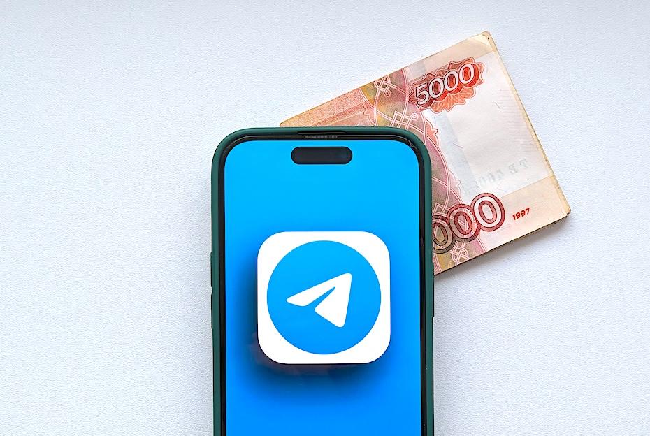 В Telegram обещают выплаты 38 тысяч рублей к 9 мая. Что нужно знать? В ряде Telegram-каналов начали распространяться посты с обещанием выплат пособий в часть 9 мая всем россиянам. Это не каналы-однодневки, большинство из них работают более года и в обычное время постят новости социального характера, и это может вызвать доверие у некоторых людей. В постах содержится призыв перейти по ссылке и уточнить сроки а не наличие выплат, который варьируется от 38 тысяч рублей и выше. Ссылки из постов ведут к Telegram-ботам, которые принимают эстафету и «обрабатывают» человека в самых разных направлениях — от запроса данных карты «для выплаты пособия» до заманивания в мошеннические инвестиционные программы в криптовалюту. Предупредите своих родных, особенно пожилого возраста, об этой схеме. Чтобы не попасться на нее, лучше перепроверять информацию о возможных пособиях в официальных государственных источниках.