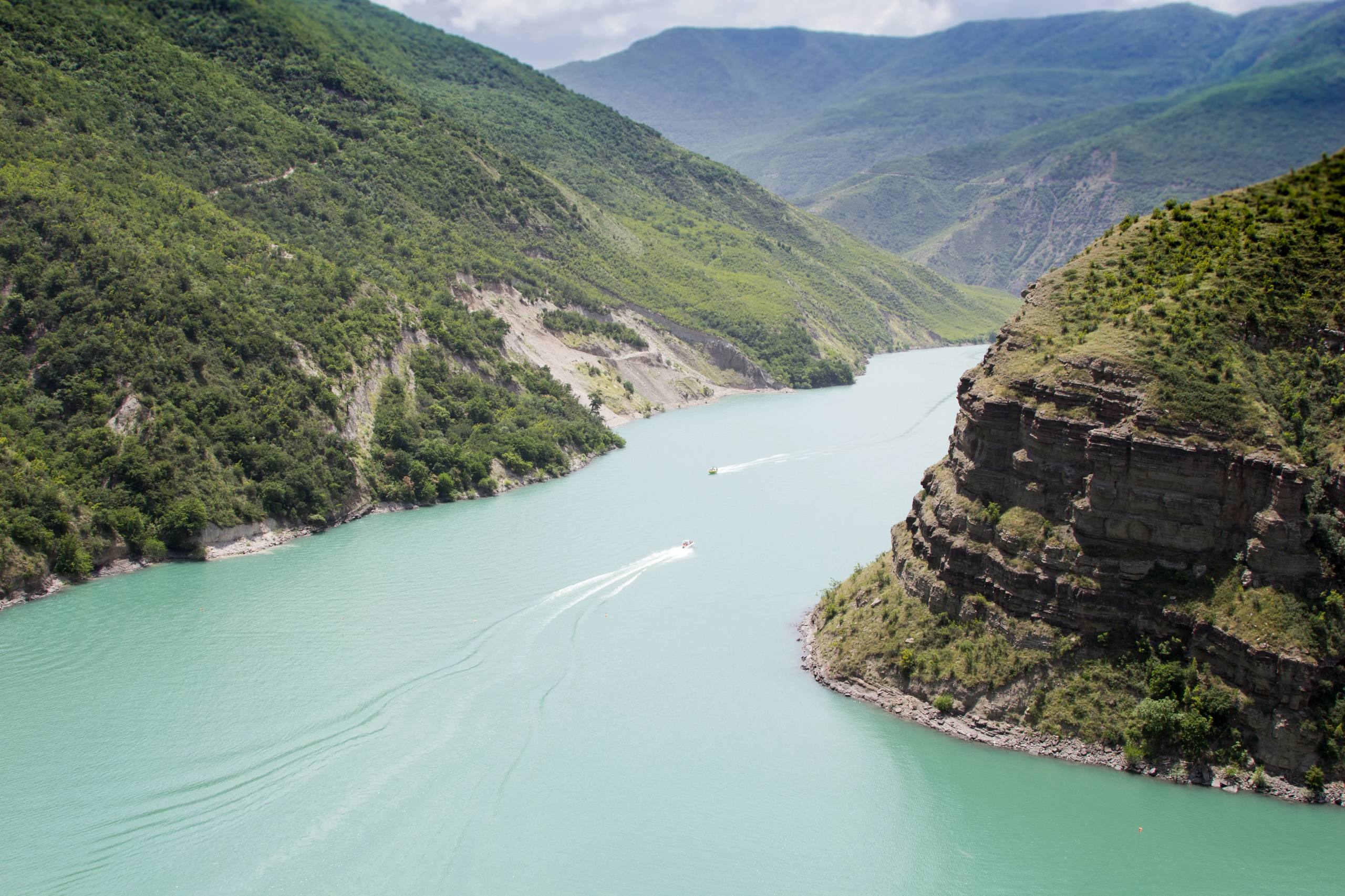 Спрос на раннее летнее бронирование турпакетов в Дагестан выросло на 30 Дагестан стал одним из лидеров по количеству ранних бронирований туристических пакетов на предстоящий сезон Об этом на пресс конференции посвященной итогам 2025 года и трендам в туризме заявила исполнительный директор Ассоциации туроператоров России АТОР Майя Ломидзе По ее словам республика вошла в десятку самых популярных направлений страны благодаря широкому и разнообразному предложению туров в рамках акций раннего бронирования По итогам февраля отмечается рост бронирований на 20 30