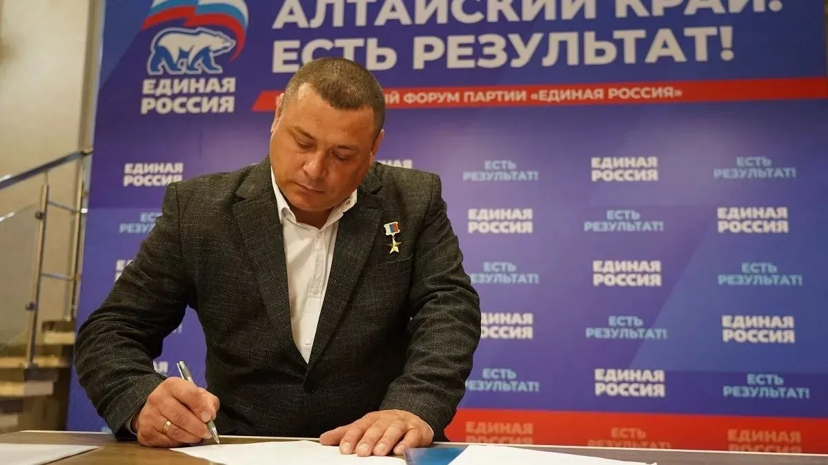 ТОЛК новости Барнаула Алтайского края и Республики Алтай Герой России Константин Молчанов участвует в предварительном голосовании Единой России В Алтайском крае продолжается этап отбора кандидатов от партии Единая Россия в рамках которого формируется список претендентов на участие в выборах в Государственную Думу и АКЗС Одним из участников процедуры стал Герой России гвардии младший сержант Константин Молчанов Кандидат уже подал необходимые документы в региональный организационный комитет Срок подачи заявлений для участия в предварительном голосовании продлен до 14 мая а регистрация избирателей завершится 29 мая Само голосование пройдет в онлайн формате с 25 по 31 мая Всего заявки на участие в предварительном голосовании в рамках выборов в Госдуму и АКЗС в Алтайском крае на сегодняшний день подали 427 человек из них 409 подробнее на канале ТОЛК новости Барнаула Алтайского края и Республики Алтай