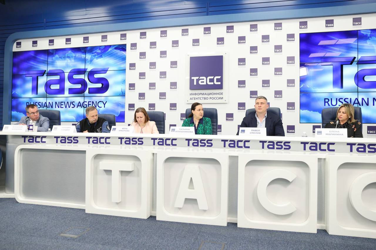 Сегодня вклад креативной индустрии в ВВП России составляет 4%, при этом в отрасли занято около 4 млн человек. Такие цифры привела замминистра экономического развития России Татьяна Илюшникова на пресс-конфереции в ТАСС. Национальная цель — увеличить показатель до 6% ВВП к 2030 году. Владимир Путин, выступая на ПМЭФ-2025, поставил задачу правительству подготовить долгосрочную стратегию развития креативной экономики. «Мы видим, как креативные индустрии усиливают экономику, формируют идентичность и открывают новые возможности для людей и территорий», — отметила замдиректора Фонда Росконгресс, председатель Совета Фонда Инносоциум Елена Маринина. По ее словам, в основу предложений для стратегии развития отрасли лягут результаты работы Форума креативных индустрий в рамках ПМЭФ. Упор сделают на конкретные меры: поддержку региональных кластеров и создание инвестиционных фондов в субъектах РФ; брендинг территорий с опорой на культурный код; платформы продюсирования молодых авторов; развитие экспортного потенциала российских брендов и др. Подробнее