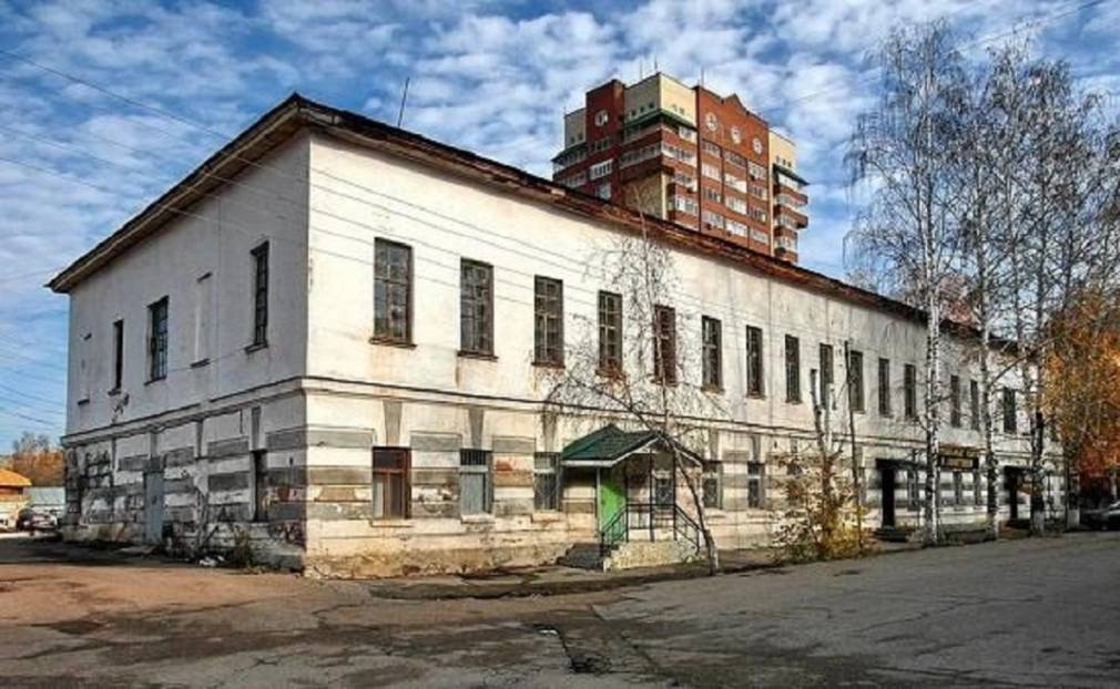 Фирма владельцев «Арт-Квадрата» спроектирует квартал в центре Уфы  Компания «Молл», подконтрольная владельцам пространства «Арт-Квадрат», разработает проекты планировки и межевания территории, ограниченной улицами Достоевского, Карла Маркса, Красина и Аксакова в Ленинском районе Уфы. Соответствующее постановление подписал глава администрации города Ратмир Мавлиев.  «Обязать заказчика <…> подготовку документации по планировке территории осуществлять с учетом границ территорий объектов культурного наследия, границ территорий вновь выявленных объектов культурного наследия, границ зон с особыми условиями использования территории  при наличии », — говорится в документе.  Площадь проектирования составляет 12,4 га. Разработка проектов должна завершиться в течение полутора лет. Готовые документы поступят на утверждение в Главное управление архитектуры и градостроительства администрации города.  В квартале расположен объект культурного наследия — Казармы внутренней стражи. Также здесь находятся новые и старые многоквартирные дома, коммерческие объекты, электрическая подстанция «Ибрагимовская», социальные объекты — военно-учебный центр Уфимского университета науки и технологий, гимназия № 91 и другие.    РБК-УФА