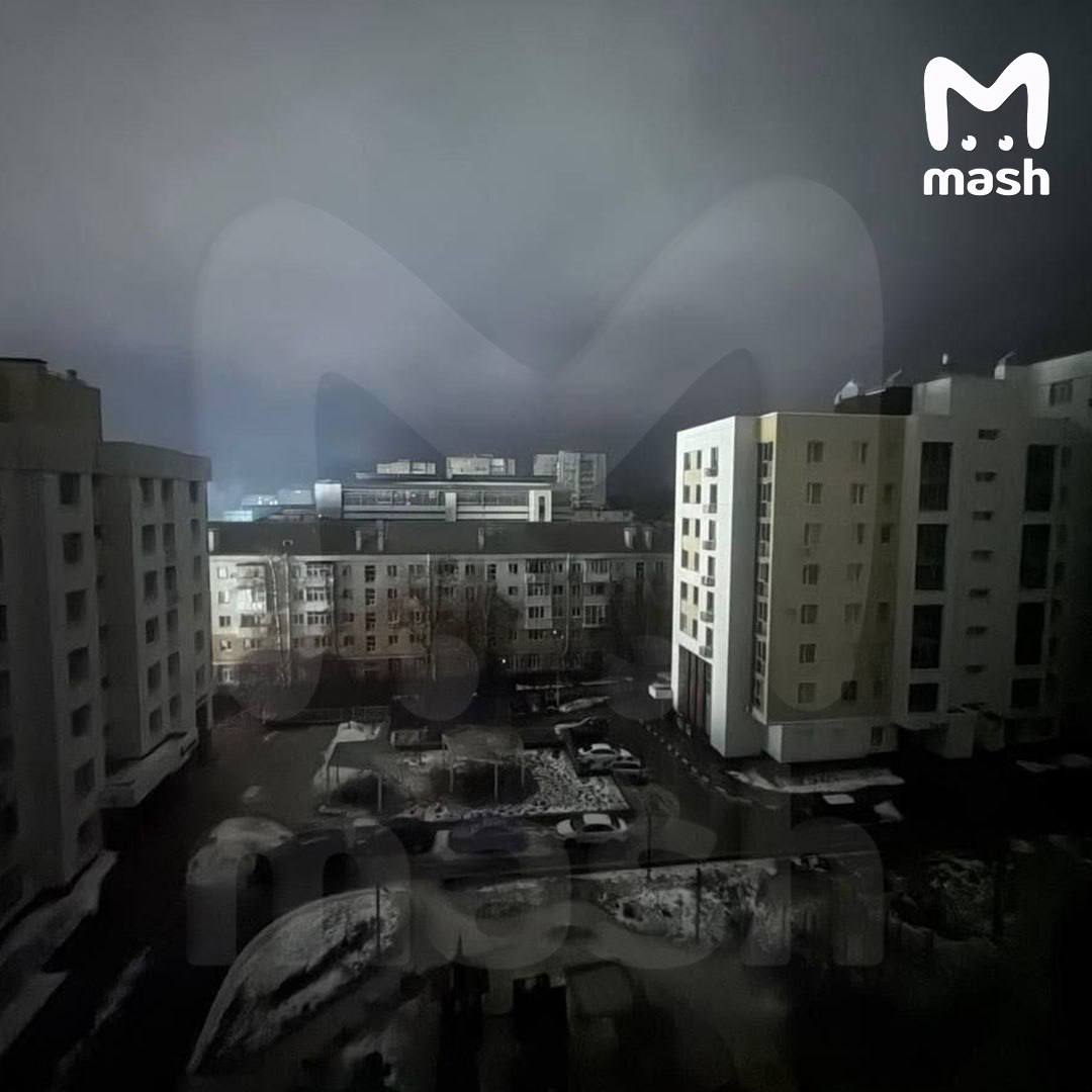 Блэкаут в Белгороде после мощных взрывов Предварительно пострадавших нет сообщил губернатор области Около полуночи в городе включили сирену объявили ракетную опасность Спустя примерно 10 минут прогремел сильный взрыв На его месте серьёзные повреждения инфраструктуры В Белгороде и ряде районов области пропали свет и электричество Также местные сообщают о перебоях с водой
