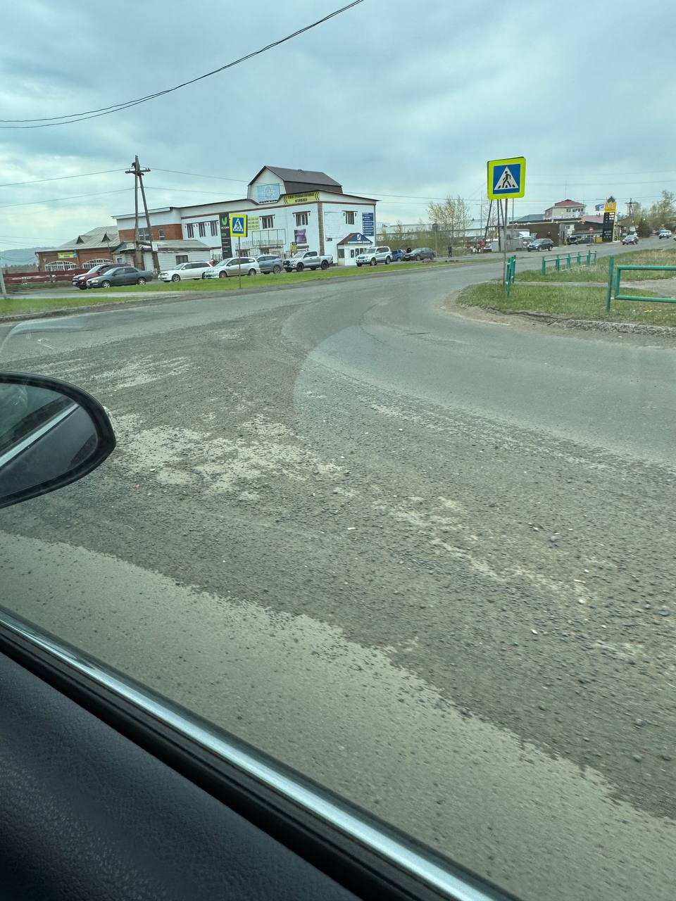 Беспорядок на дорогах Центрального района Братска отмечают водители Муниципальная дорожная служба, которая недавно подвергалась критике общественности из-за слишком частых и продолжительных перерывов в работе, похоже, не справляется с содержанием не только городских пространств, но и дорог. В крайне неудовлетворительном состоянии такие улицы как Янгеля, Баркова, Южная, Советская - это то, что нам удалось бегло посмотреть. Известно, что недоукомплектованность ДСГБ кадрами составляет 35%. Вопрос от подписчицы: интересно, у Алины Коробейниковой тоже такой же беспорядок дома?
