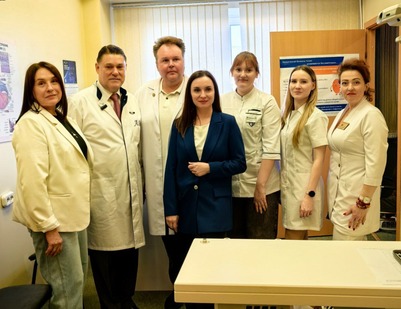 Ведущие неврологи и офтальмологи-генетики приехали в Магадан для обследования детей  Всего к ним на прием пригласили около 60 человек, это маленькие пациенты и их родители.  Специалисты прибыли в Магадан в рамках проекта «Редкая экспедиция» Благотворительного фонда «Люди-маяки». Они выявляют редкие  орфанные  заболевания. Магаданская область - пятый регион, куда отправилась экспедиция.  Руководитель медицинских и социальных программ благотворительного фонда «Люди-маяки» Татьяна Резникова высоко оценила работу магаданских врачей по подбору детей, нуждающихся в осмотре:  «Были оповещены все районные больницы и на осмотр пригласили детей со всей области. Причем местные специалисты предварительно провели консультации и диагностику, собрали свежие анализы, чтобы врачи федерального центра отработали максимально эффективно».  По итогам осмотра при необходимости отдельных детей отправят на лечение в Москву, другим пациентам подберут или скорректируют лечение на месте.  Важно, что приезд специалистов в регион и возможное выявление заболеваний позволит своевременно и оперативно заняться вопросом маршрутизации и дальнейшего лечения детей.  Глава регионального минздрава Александр Витько отметил, что сотрудничество с врачами благотворительного фонда и ведущих медицинских центров страны будет продолжено.  «Гораздо разумнее и человечнее пригласить в регион специалистов и помочь нескольким десяткам пациентов, вместо того, чтобы отправлять больных людей колесить по огромной стране в другие города, - написал министр в своем ТГ-канале.   Для повышения качества диагностики редких генетических заболеваний приезжие специалисты провели междисциплинарную научно-практическую конференцию, в которой участвовали педиатры¸ офтальмологи и неврологи, а по ВКС присоединились Якутия, Камчатка и Сахалин.