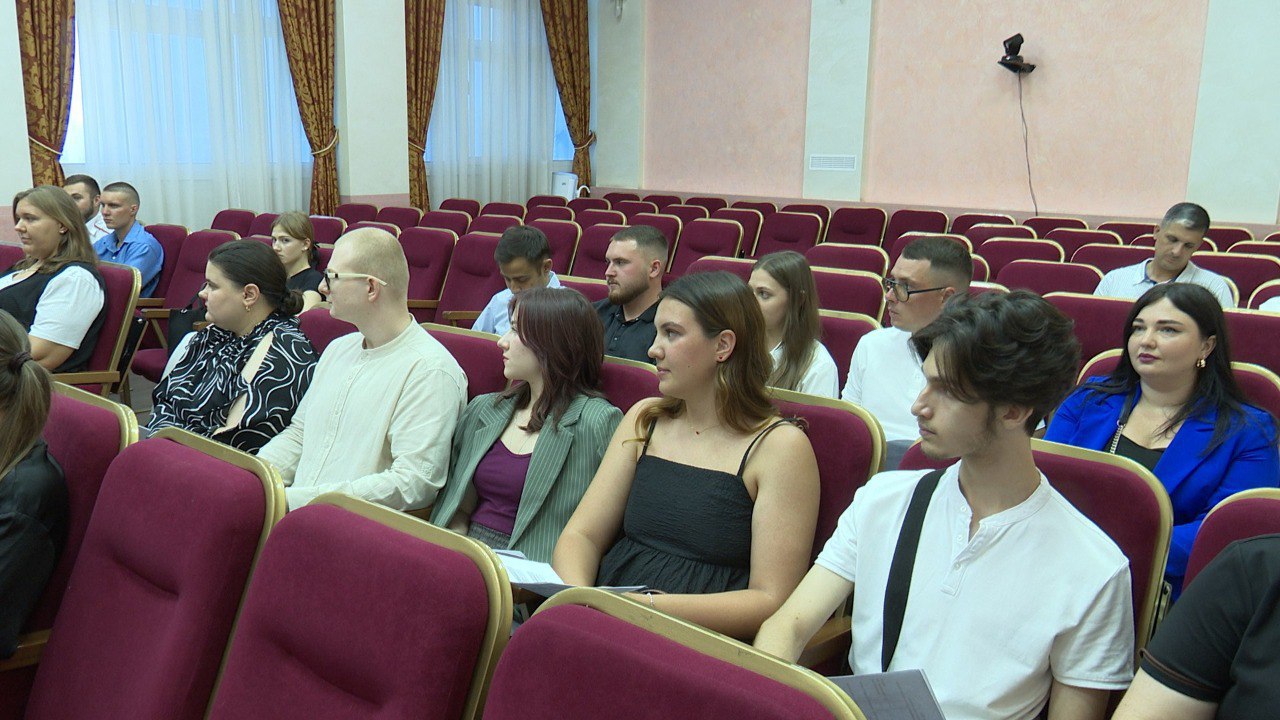 К работе приступил второй созыв Молодежного парламента при Совете города-курорта Анапа В его состав вошли более 30 талантливых, неравнодушных и активных молодых людей, готовых трудиться на благо малой родины, края и страны. В работе первого заседания нового созыва принял участие председатель Совета Вячеслав Вовк. Молодые парламентарии избрали руководящий состав. Председателем стала Юля Сафронова, которая ранее уже возглавляла Молодежный парламент Анапы. Ее заместителем назначили Анну Семкович. Инициативы по развитию курорта анапчане будут разрабатывать на заседаниях четырех комитетов: по социальной и молодежной политике, праву и экономике, экологии и здравоохранению, а также инновационному развитию.