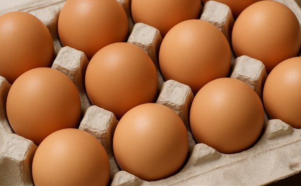 Птицефабрики в России работают почти в ноль По данным Росстата с января по сентябрь прибыльность производства яиц составила всего 5 5 Год назад этот показатель был на уровне почти 39 При этом яиц стали продавать больше на 10 в штуках но выручка при этом снизилась на 13 Главная причина перепроизводство Яиц на рынке оказалось больше чем готовы покупать Из за этого цены для производителей рухнули к октябрю 2025 года тысяча яиц стоила около 5 3 тыс рублей тогда как раньше цена доходила почти до 10 тыс рублей Чуть легче ситуация у птицефабрик в Сибири где выпуск яиц ближе к реальному спросу В остальных регионах рынок перегрет После бурного роста в 2022 2024 годах когда рентабельность доходила до 53 отрасль резко остыла Эксперты предупреждают если производство продолжит расти а спрос не увеличится прибыль может упасть до критических 2 5 Более оптимистичный вариант стабилизация на уровне 5 15 если удастся снизить затраты пишет Коммерсантъ Дополнительное давление создает и торговля Ритейлеры чаще всего закупают яйца категории С1 из за чего другие категории залеживаются на складах Чтобы выжить в условиях низких цен производители уже начали экономить в том числе на вакцинации птицы что может сказаться на отрасли в будущем Прислать новость Подписывайся на нас MAX Telegram WhatsApp ВК