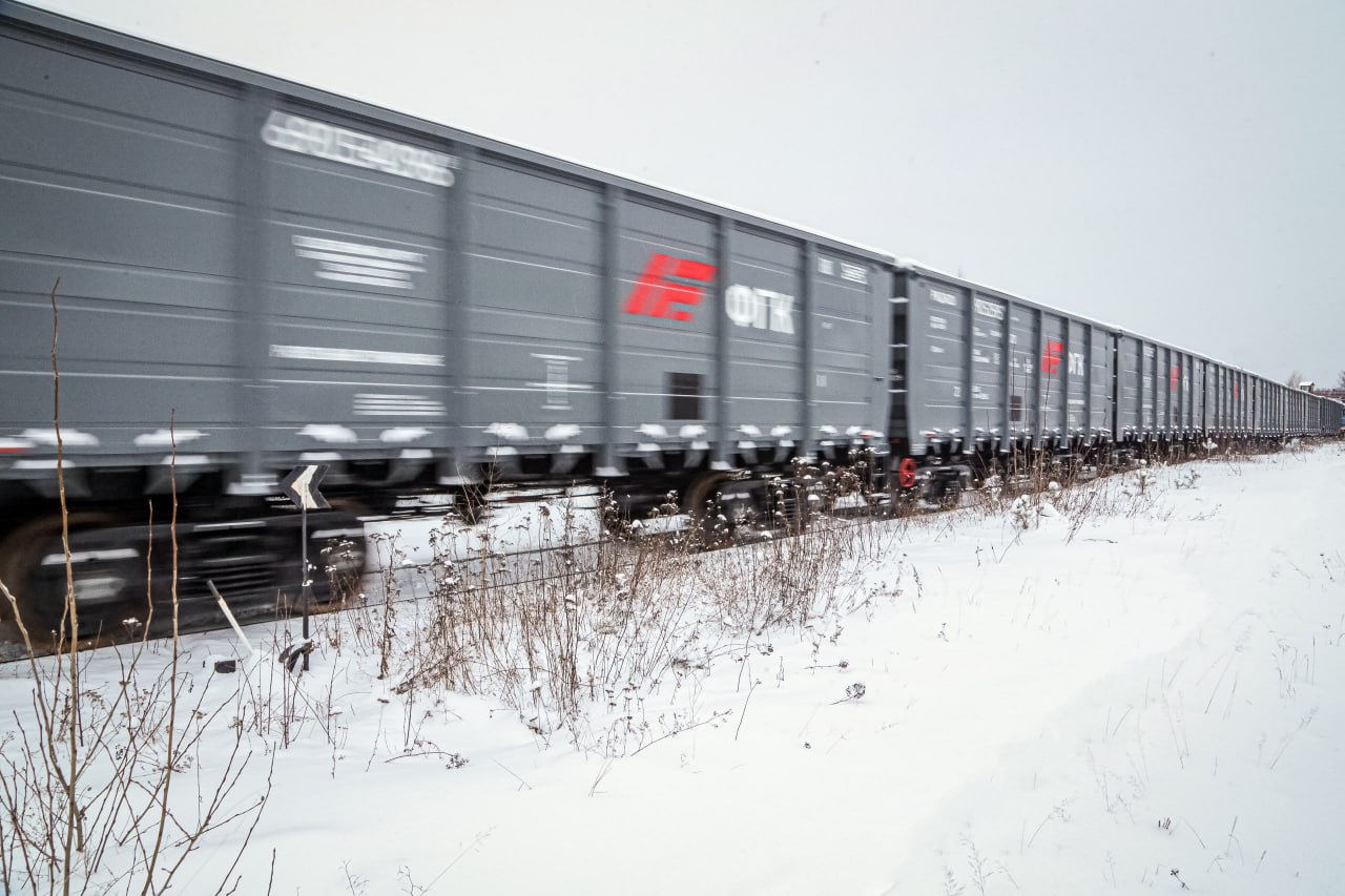 В парк ФГК поступили 40 восьмиосных полувагонов Урал Урал полужёсткий сцеп с объёмом кузова 176 м³ и грузоподъёмностью 151 т Сокращённая длина каждой секции более высокие борта а также применение полужёсткого сцепа позволяют увеличить количество используемых вагонов при той же длине поезда Благодаря применению инновационного подвижного состава повышаем эффективность использования железнодорожной инфраструктуры на направлениях с дефицитом пропускной способности Состав сформированный из Уралов может провезти до 22 больше груза по сравнению с поездом состоящим из типовых полувагонов Весь парк инновационных полувагонов Урал уже законтрактован В ближайшее время вагоны прибудут на Западно Сибирскую железную дорогу под погрузку угля и дальше отправятся на Дальний Восток Подписаться на Телеграмму РЖД Голосовать за канал Подписаться на РЖД в MAX Каналы железных дорог