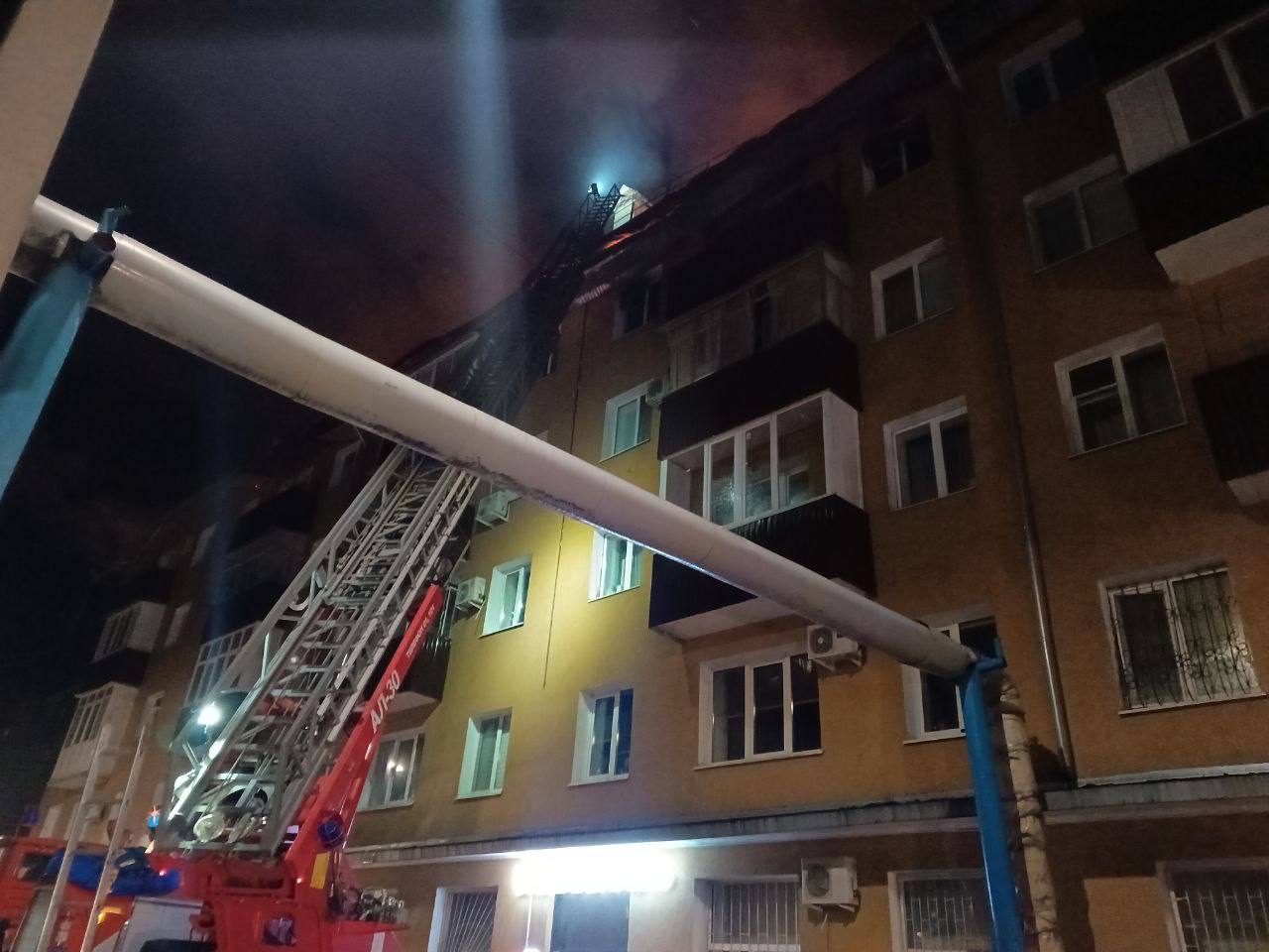 ОРТ Новости Оренбуржья  Прокуратурой Оренбургской области организовала проверку по факту пожара в многоквартирном доме На месте крупного пожара работают прокурор района Вадим Поляков Прокуратуре с привлечением специалистов предстоит установить причины возгорания а также проконтролировать качество и полноту оказания необходимой помощи жителям МКД По результатам проведения проверочных мероприятий будет решен вопрос о принятии комплекса мер прокурорского реагирования комментируют в ведомстве