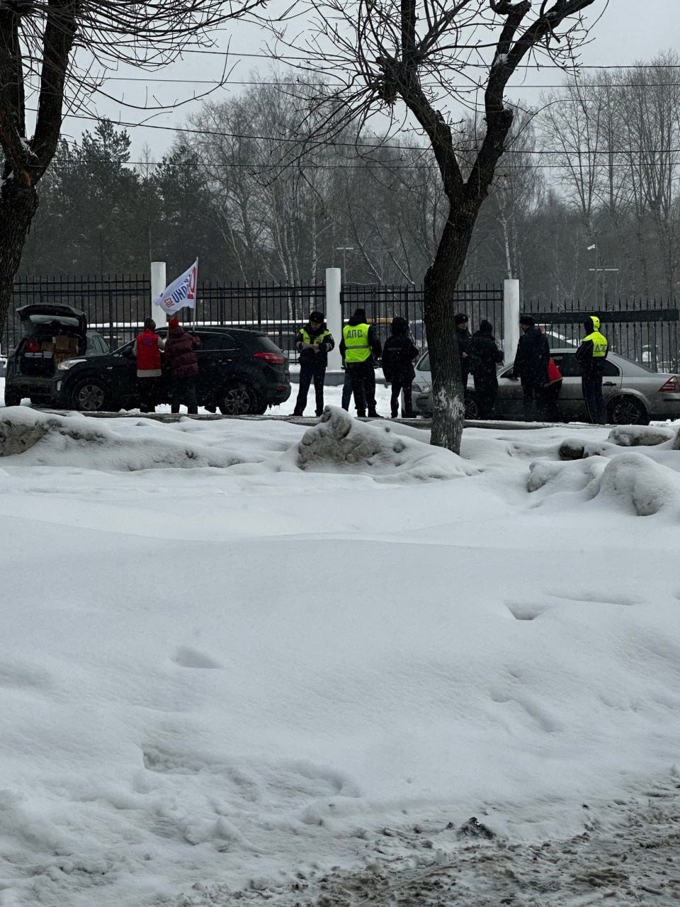 На ул. Горького у цирка сотрудники ДПС дарят цветы девушкам-водителям   Подписаться