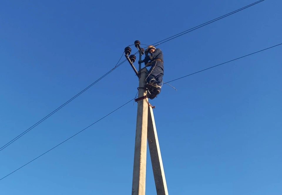 В Белокуракино энергетики построили новую ЛЭП    В Белокуракино было после обращений жителей улицы Подгорная и фиксации низкого напряжения в сети специалисты «Республиканской сетевой кампании» установили разгрузочную комплектную трансформаторную подстанцию, а также построили новую линию электропередачи. Теперь в поселке есть возможность перераспределить нагрузку на электросеть.  - Новая линия построена на железобетонных опорах, при этом сокращена протяженность воздушной линии. Установлена и введена в эксплуатацию новая КТП. Сейчас напряжение у абонентов соответствует нормам, - подчеркнул начальник Новопсковского РЭС Александр Чухрай.