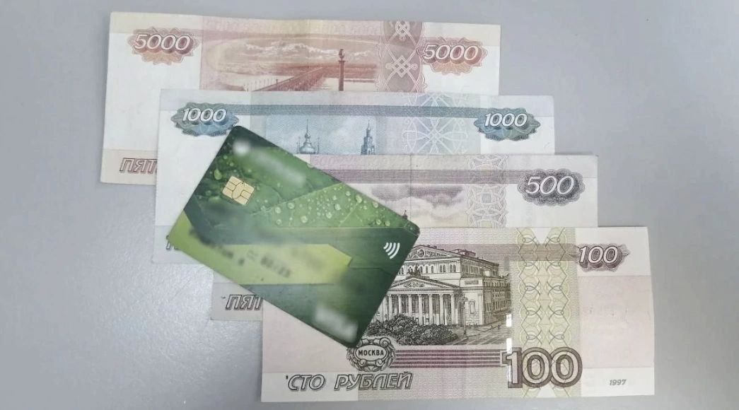 В Карабулаке полицией раскрыто мошенничество, совершённое под предлогом содействия в оформлении выплат от государства Сотрудники отдела уголовного розыска ОМВД России по г. Карабулаку в ходе проведения оперативно-розыскных мероприятий установили, что 1 августа 2023 года местная жительница, разместив в популярных социальных сетях соответствующее объявление, под предлогом оказания помощи при получении разовой социальной выплаты от государства в размере 300 тысяч рублей на человека, завладела обманным путём денежными средствами потерпевшей. Доверчивая женщина перевела в качестве предоплаты 36 тысяч рублей, после чего, разумеется, связь с ней прервали и деньги не вернули. По данному факту сотрудники отдела уголовного розыска ОМВД России по г. Карабулаку приняли у злоумышленницы явку с повинной. Следственным отделом ОМВД России по г. Карабулак в отношении фигурантки возбуждено уголовное дело по ч. 2 ст. 159 УК РФ.