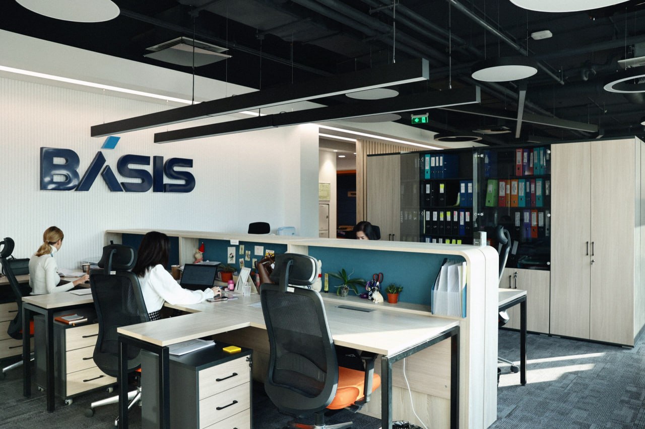 Это BAZA Эпопея с выходом компании Базис на IPO похоже подходит к концу Московская биржа допустила акции разработчика к торгам с 10 декабря В качестве тикера бумаг был выбран очень броский вариант BAZA Акциям достался второй уровень листинга Напоминаем что история с выходом дочки Ростелекома тянется с середины прошлого года когда на фоне снижения процентной ставки появились новости о выходе Базиса на биржу к концу года Правда общий оптимизм по ставке быстро улетучился и выйти получится только сейчас СофтТех