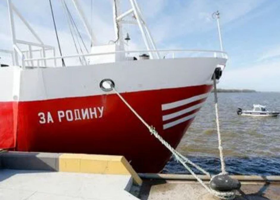 Под Балтийском морская погранохрана РФ оказала помощь потерявшему управление траулеру рыбоколхоза "За Родину". В рыбацко-военном регионе России, каким Калининград является уже 80 лет, такое взаимодействие - норма.
