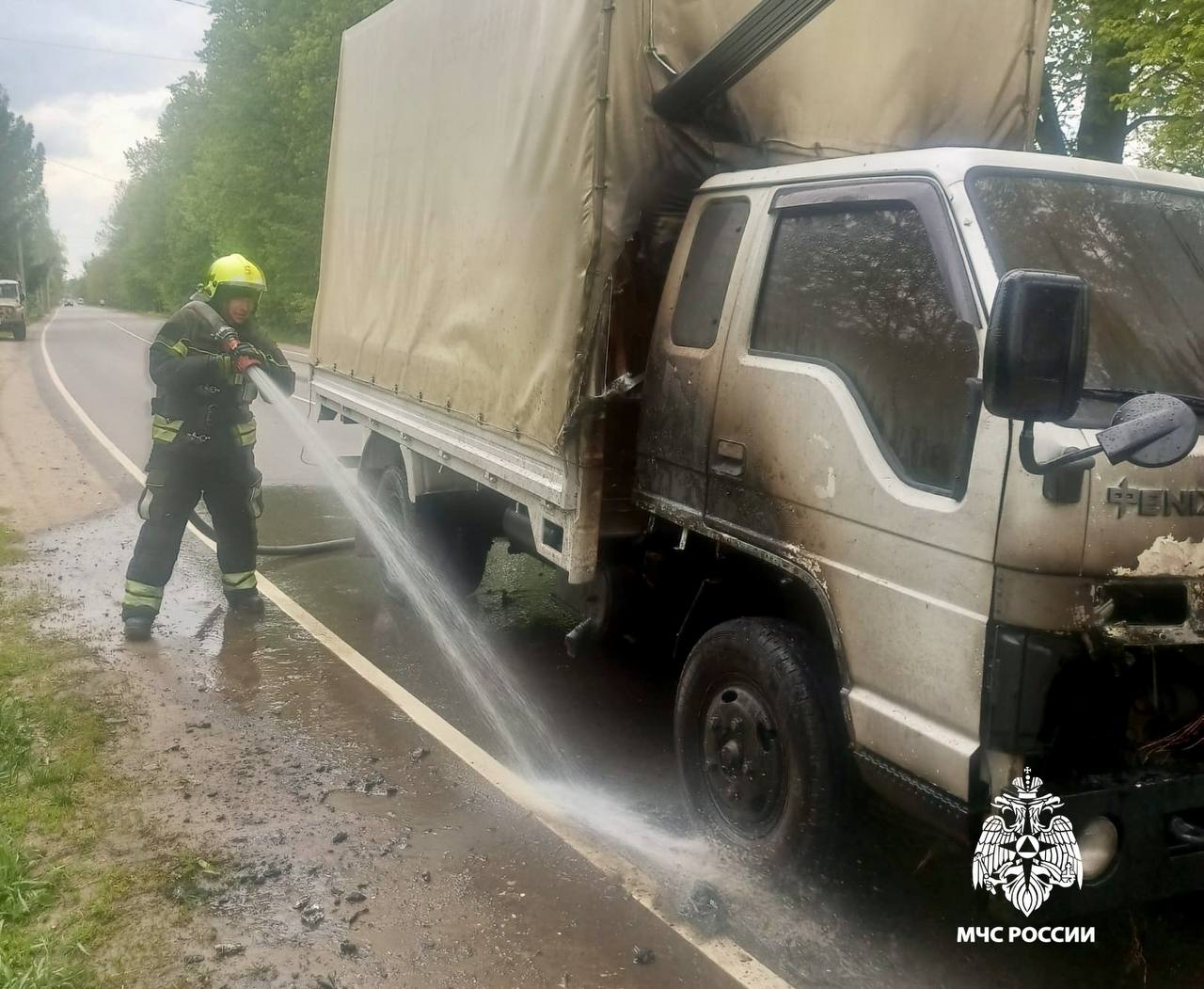 Машина в огне Вчера огнеборцы 5 пожарно-спасательной части оперативно ликвидировали возгорание грузового автомобиля в селе Тургиново. Пострадавших нет. МЧС Тверской области напоминает: своевременно проходи технический осмотр; доверяй ремонт только профессионалам; приобрети в авто огнетушитель.