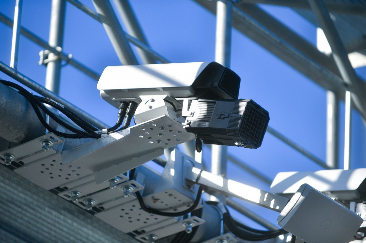 Следить за экс заключенными с помощью умных камер предложили в России Такую возможность планируют предоставить сотрудникам полиции Главной целью меры является предотвращение новых преступлений Инициативу уже внесли в Госдуму рассказал зампред думского комитета по безопасности и противодействию коррупции Анатолий Выборный Мы предлагаем дать полиции больше цифровых инструментов данные геолокации платежных систем и видеокамер Если Госдума закон примет УВД смогут передавать фото разыскиваемых лиц региональным операторам систем видеонаблюдения без согласия самих поднадзорных сказал он Подпишитесь на Абзац TG VK Дзен MAX Rutube