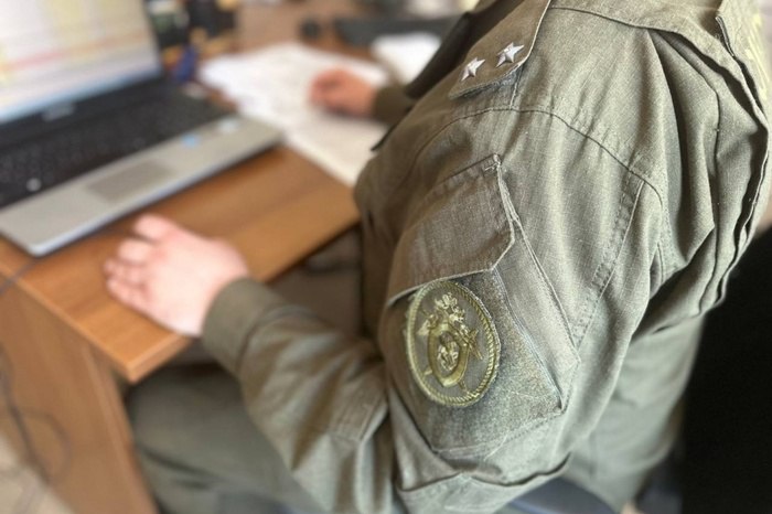 Отца и сына арестовали в Свердловской области за нападение на женщину из-за расовой ненависти В Камышлове следователи СКР предъявили двоим мужчинам отцу и сыну обвинение в хулиганстве по мотиву национальной ненависти и вражды с применением насилия, сообщили в субботу в СУ СК России по Свердловской области. Обвинение по ч. 2 ст. 213 УК РФ предъявлено жителю города Камышлова 1981 г. р. и его сыну 2004 г. р. Выясняются обстоятельства, при которых обвиняемые получили гражданство Российской Федерации. По версии следствия, осенью прошлого года обвиняемые, действуя из хулиганских побуждений, на почве национальной ненависти напали на малознакомую им женщину, угрожали ей убийством и высказали оскорбления по национальному признаку. Дома у фигурантов прошли обыски. В качестве меры пресечения им избрано заключение под стражу. Мужчины проверяются на причастность к совершению других преступлений. Им грозит до 7 лет лишения свободы.