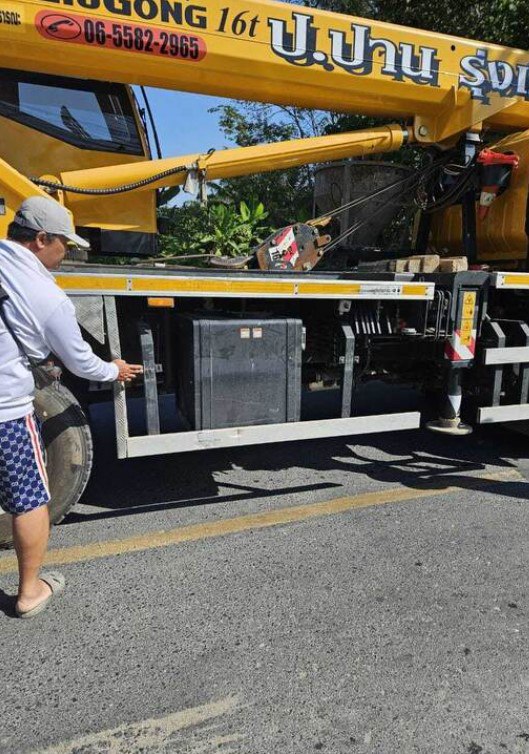 Отдых в Таиланде закончился для россиянки реанимацией  Поездка на мотоцикле по дорогам Пхукета превратилась для нежегородцев в кошмар – с идущего впереди грузовика упала двухметровая алюминиевая балка и пронзила женщине ногу насквозь. Примечательно, что собравшаяся на месте ДТП толпа снимала происшествие на телефоны, но никому и в голову не пришло вызвать скорую. С большим трудом удалось добиться от местных, чтобы они позвонили в службу спасения.  Лишь спустя два часа врачи в больнице приступили к реанимационным действиям – все это время ждали составления акта от полиции и открытия страховки. На данный момент женщина перенесла уже четыре операции и предстоит еще несколько. Родственники пострадавшей открыли сбор средств на лечение в Таиланде, поскольку раненую женщину транспортировать пока нельзя.