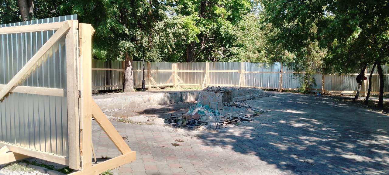 Так сейчас выглядит фонтан с рыбой в парке Липки В этом году мэрия объявила конкурс на ремонт фонтана Цена работ разнится по одним данным она составит не более 16 2 млн рублей по другим 19 млн рублей В рамках контракта нужно заменить чашу фонтана малые архитектурные формы плитку рядом коммуникации и наладить три режима подсветки Деревянная фигура осётра сгнила поэтому будет заменена на нержавеющую по другим данным бронзовую фигуру стерляди выстой 1 7 метра В начале 20 века такая фигура была элементом ажурной ограды парка Работы должны завершить до 14 ноября Павел Галактионов