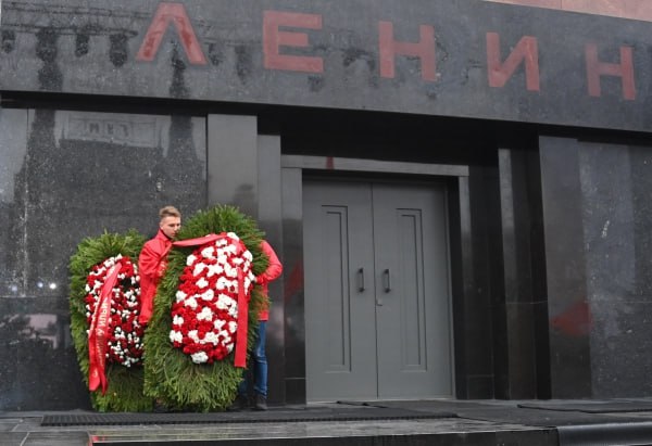 Виталий Милонов назвал цель выставления Ленина на обозрение в Мавзолее: коммунистам нужны «мощи красного святого» При этом советский революционер не был праведником. В нашей стране людей принято хоронить в землю. Таким мнением в беседе с радиостанцией «Говорит Москва» поделился зампред комитета Госдумы по защите семьи, вопросам отцовства, материнства и детства. Что касается Мавзолея, то эта история с захоронением Владимира Ленина давным-давно уже не является какой-то очень такой серьёзной проблемой для общества. Проблемой является реакция коммунистов. Потому что каждый раз, когда идёт речь о захоронении тела Ленина, коммунисты начинают совершенно нездоровую реакцию проявлять на эту тему. Он должен лежать в земле похороненным. Людей в России хоронят в землю, не выставляют, как мумию, действительно напоказ. Даже мумия лежала в саркофаге непрозрачном. И никто не мог на неё смотреть. А здесь они прямо вообще мумию для общего обозрения выставили. А почему? Потому что им нужны были их красные мощи. Они сделали своего условно-красного святого. Потому что народ-то знал, что люди хорошие, праведные становятся святыми. Их мощи нетленные. Дух у Ленина уж святым не был вообще ни на один процент, то мощи его стали гнить. Поэтому они и придумали всю эту историю с Мавзолеем и консервантами.