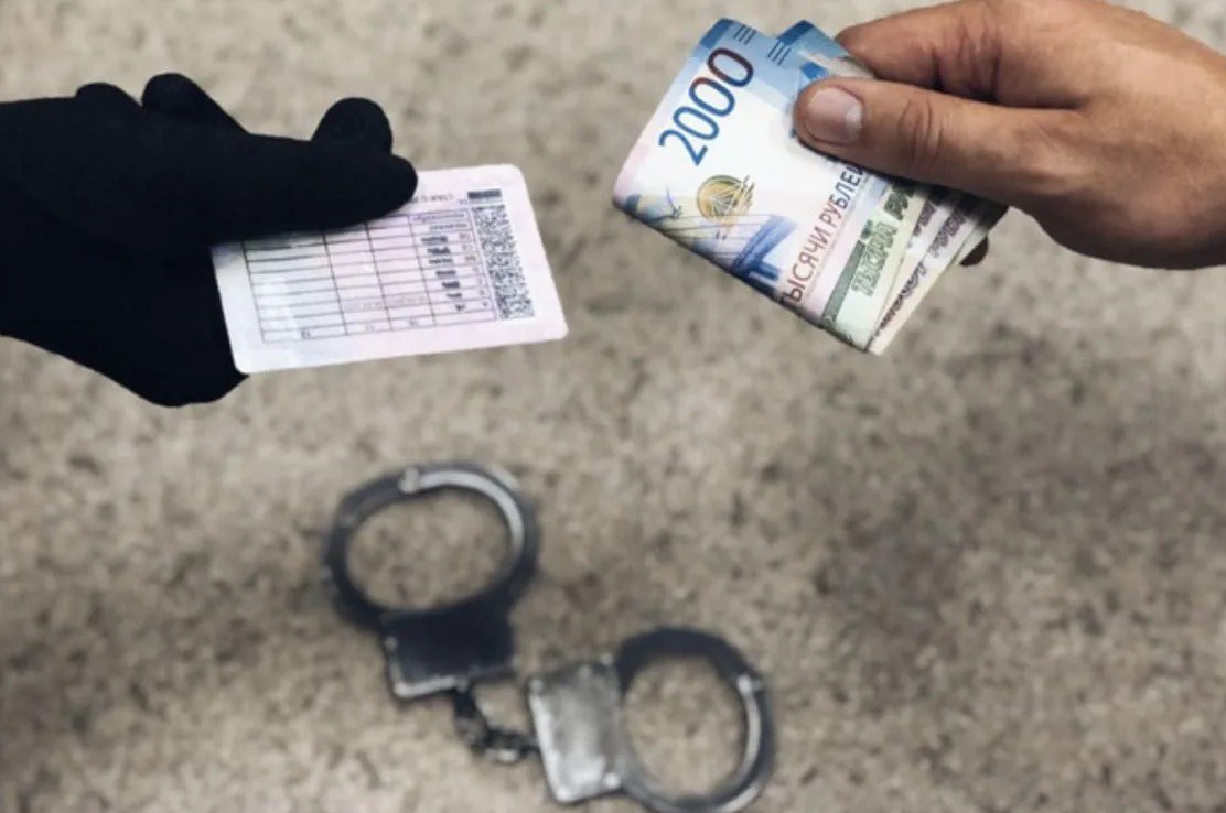 В Черногорске водитель предъявил госавтоинспекторам поддельное водительское удостоверение В ночное время экипажем ДПС Госавтоинспекции ОМВД России по г Черногорску находящимся на маршруте патрулирования в районе д 1 по ул Бограда для проверки документов водителя был остановлен автомобиль Toyota Corolla За рулем иномарки находился житель города угольщиков 1991 года рождения При проверке водительского удостоверения по административным учётам выяснилось что указанные в правах серия и номер в базах данных значатся за совсем другим человеком Причём у мужчин совпадала только дата рождения а фамилия имя и отчество были совершенно разными Также было установлено что водительского удостоверения 34 летний черногорец никогда не имел В разговоре с автоинспекторами мужчина попытался отшутиться что права подарили друзья на день рождения Однако в отделе дознания признался что никак не мог сдать экзамены на право получения водительского удостоверения поэтому решил получить их незаконным путём Поддельный документ изъят назначено проведение технико криминалистической экспертизы решается вопрос о возбуждении уголовного дела по признакам преступления предусмотренного ч 3 ст 327 УК РФ приобретение и использование заведомо поддельного удостоверения Санкция статьи предусматривает лишение свободы на срок до одного года В отношении водителя также составлены административные материалы за управление транспортным средством лицом не имеющим права управления и за управление транспортным средством водителем не застраховавшим свою автогражданскую ответственность Автомобиль помещён на стоянку временно задержанных транспортных средств   Сотрудники Госавтоинспекции напоминают что использование фальшивых водительских удостоверений уголовно наказуемое деяние Экспертиза легко выявляет подделки Единственный законный способ получить права пройти обучение в автошколе и сдать теорию и практику вождения в Госавтоинспекции хакасия полицияхакасии мвдхакасии мвд19 госавтоинспекцияхакасии гаихакасии подделкадокументов поддельноеводительскоеудостоверение преступление Подписаться на наши страницы в MAX VK Telegram