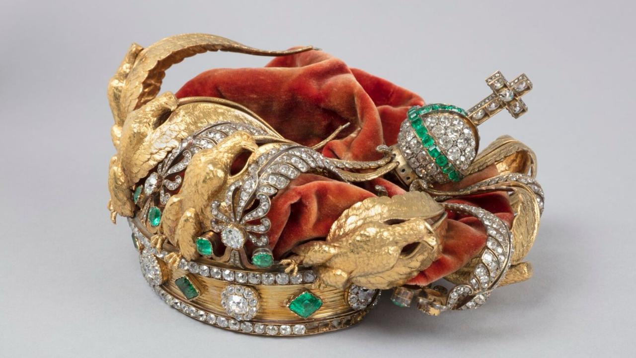 Лувр показал фото поврежденной короны императрицы Евгении найденной после дерзкого ограбления музея осенью прошлого года Преступники уронили украшение при побеге оно деформировано отсутствует один золотой орел и часть бриллиантов но в Лувре уверяют что драгоценность можно восстановить Хотя и в таком виде корона смотрится вполне стильно в духе сюрреалистичных трендов недавней Недели высокой моды в Париже