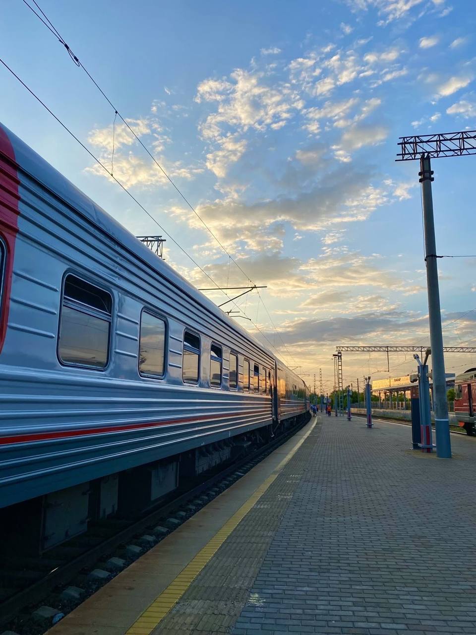  Мужчина погиб под колесами поезда на станции Ометьево в Казани Сегодня ночью в Казани на ж/д станции Ометьево поезд, следовавший по маршруту Ижевск — Анапа, сбил 25-летнего мужчину. Как стало известно «Татар-информу», пешеход от полученных травм скончался на месте. Через 40 минут поезд продолжил движение по маршруту следования. Подпишитесь: