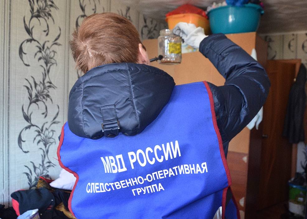 Магаданские полицейские установили местного жителя, который похитил свыше 90 тысяч рублей со счета пенсионерки Оперативники уголовного розыска Отдела МВД России по г. Магадану установили 45-летнего местного жителя, похитившего деньги у пенсионерки. Находясь у нее в квартире на улице Энергостроителей, он завладел мобильным телефоном 66-летней потерпевшей и, получив доступ к ее онлайн-банку, перевел со счета 92 тысячи рублей. Следователем возбуждено уголовное дело по признакам преступления, предусмотренного п. «г» ч. 3 ст. 158 УК РФ кража, совершенная с банковского счета . Максимальное наказание – лишение свободы на срок до шести лет. Участковым уполномоченным городского отдела полиции установлен 24-летний местный житель, который умышленно повредил стеклопакет в квартире жилого дома на улице Портовой. Между ним и хозяйкой имущества, проживающей в этом доме, произошел конфликт. Ущерб составил свыше 37 тысяч рублей. Дознавателем возбуждено уголовное дело по признакам преступления, предусмотренного ч. 1 ст. 167 УК РФ умышленные уничтожение или повреждение имущества . Максимальная санкция – лишение свободы на срок до двух лет. Всего за минувшие сутки: ⏺зарегистрировано свыше 100 сообщений о происшествиях и преступлениях; ⏺в дежурные части за различные правонарушения доставлены девять человек.