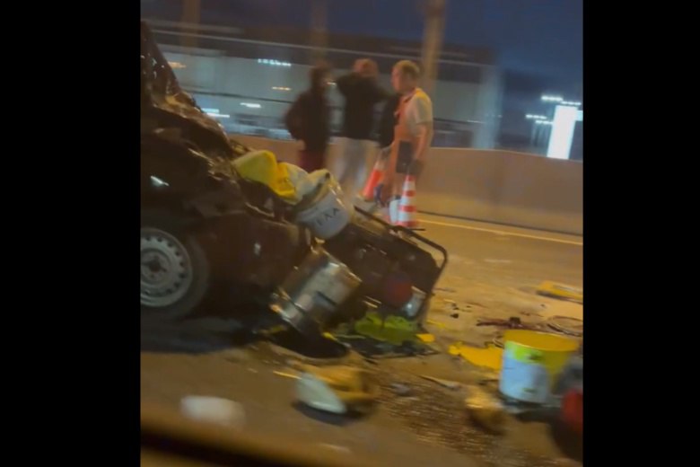 В Вологде автомобиль сбил дорожного рабочего на Окружном шоссе По предварительным данным, 32-летний водитель автомобиля «Лада», двигавшийся со стороны поселка Рубцово, сбил дорожного рабочего – мужчину 1985 года рождения, который наносил на проезжую часть разметку. На его одежде были световозвращающие элементы. Пешеход получил различные травмы. Бригада скорой помощи доставила пострадавшего в больницу.