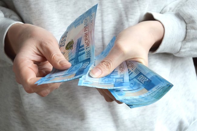 Комитет ГД по бюджету рекомендовал принять в первом чтении поправки об увеличении МРОТ в 2026 году на 20 7 Госдума рассмотрит законопроект в первом чтении 22 октября Поправками в закон О минимальном размере оплаты труда в 2026 году предполагается увеличение МРОТ до 27 093 рублей в месяц На финансовое обеспечение дополнительного повышения МРОТ с 1 января следующего года в федеральном бюджете предусмотрены бюджетные ассигнования в размере 71 9 млрд рублей на 2026 год Это решение будет способствовать повышению заработной платы около 4 6 миллиона работников отметил председатель комитета Андрей Макаров Также комитет ГД по бюджету и налогам рекомендовал принять в первом чтении законопроект которым устанавливается индексация в 2026 году пенсий военным пенсионерам и приравненным к ним лиц Получили рекомендацию и другие проекты внесенные правительством РФ в рамках бюджетного пакета законопроекты об обязательном медицинском страховании в России а также проекты законов о страховых тарифах на обязательное социальное страхование от несчастных случаев на производстве и профессиональных заболеваний на 2026 2028 годы Все четыре законопроекта Госдума рассмотрит 22 октября вместе с первым чтением проекта закона о федеральном бюджете на 2026 2028 годы Фото iStock Подписаться на Российскую газету в Читать нас в MAX
