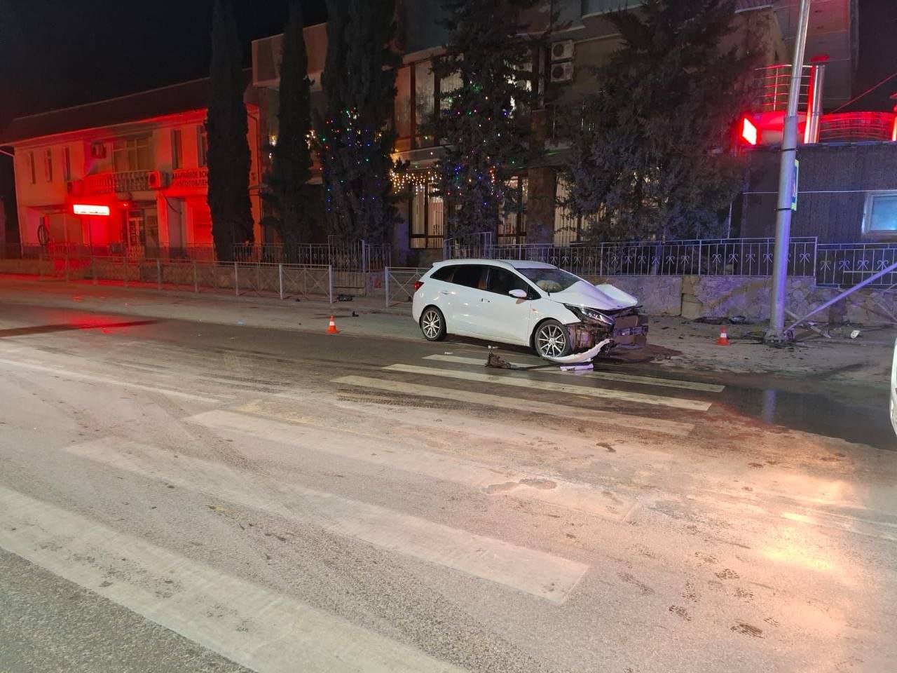 Подростки пострадали в ДТП в Судаке, прокуратура контролирует ход проверки   Вчера в вечернее время водитель автомобиля «Киа» ехала по дороге Алушта-Судак-Феодосии, в черте города Судака не справилась с управлением и врезалась в элемент дорожной инфраструктуры.   Пострадали двое подростков 2010 и 2009 годов рождения, которые находились в авто. Их госпитализировали, сообщает пресс-служба надзорного ведомства.     прокуратура крыма