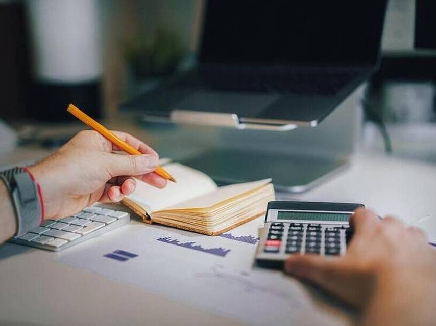 Коммерсант: в Бурятии могут повысить тарифы на электроэнергию еще на 15%  Власти рассматривают возможность нового повышения тарифов на передачу электроэнергии в четырех сибирских регионах — Забайкалье, Хакасии, Бурятии и Красноярском крае. Как выяснил «Коммерсантъ», дополнительная индексация может составить 15 процентных пунктов сверх уже состоявшегося июльского повышения на 11,6%. Эта мера направлена на поддержку проблемных филиалов «Россети Сибирь», которые находятся под угрозой банкротства из-за накопленных долгов, утверждает издание.  В Бурятии, как и в других регионах из списка, расположены наиболее убыточные филиалы сетевой компании. По данным отчетности, по итогам 2024 года «Россети Сибирь» получили убыток в 980,6 млн рублей, несмотря на его сокращение в три раза по сравнению с предыдущим периодом. В компании утверждают, что местные регуляторы занижают тарифы, не учитывая часть расходов, а высокая ключевая ставка увеличивает затраты по кредитам.  При этом глава Бурятии Алексей Цыденов ранее отмечал, что республике удается сдерживать рост тарифов для бизнеса благодаря особым экономическим мерам. В 2024 году регион сохранил статус особой ценовой зоны, что ежегодно экономит предприятиям около 4 млрд рублей. Однако теперь ситуация может измениться: если повышение утвердят, промышленные потребители в Бурятии столкнутся с дополнительной нагрузкой уже с 1 августа.  Новая индексация затронет только промышленные предприятия — население от нее освобождено. Однако не все губернаторы поддерживают эту инициативу. В «Россетях» предлагали другой выход — создать единую тарифную зону в Сибири и передать регулирование ФАС, но пока этот вопрос остается на стадии обсуждения.  MK