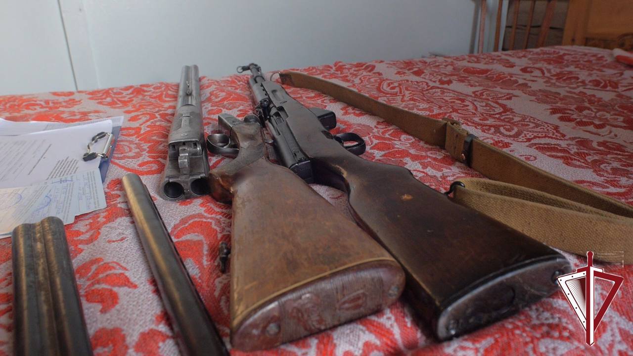 В Якутии с начала года изъяли более 2 800 единиц оружия  С начала этого года сотрудниками подразделений лицензионно-разрешительной работы Росгвардии совместно с представителями регионального МВД на территории Якутии проведено свыше 13 000 проверок владельцев огнестрельного оружия.   В результате за различные нарушения правил хранения и использования изъято 2878 единиц гражданского оружия и 5210 штук патронов, составлено 1333 административных протокола.  Подробнее читайте по ссылке    Фото: пресс-служба Управления Росгвардии по Республике Саха  Якутия