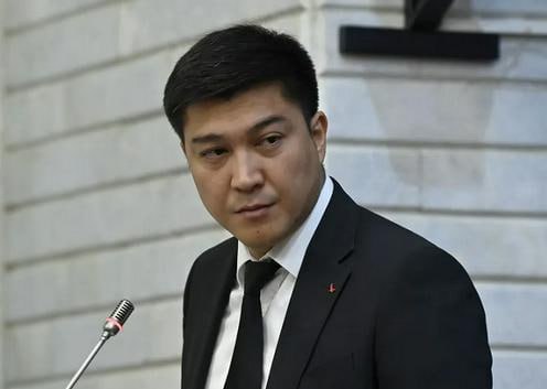 Президент Кыргызстана Садыр Жапаров снял с занимаемой должности министра науки высшего образования и инноваций Минобрнауки Бактияра Орозова Чиновник уволен с формулировкой в связи с несоблюдением требований норм этики государственных и муниципальных служащих говорится на сайте руководителя республики Согласно данным пресс службы Жапарова президент подписал указ об увольнении главы Минобрнауки 15 декабря В новости об этом перечислен список нормативно законодательных актов на основании которых действовал руководитель страны Позднее в СМИ появились сведения о том что накануне Орозова задержали за вождение в пьяном виде Причем пресс служба Главного управления обеспечения безопасности дорожного движения Кыргызстана подтвердила данную информацию Далее на нашем сайте Актуальные новости из Центральной Азии fergananews